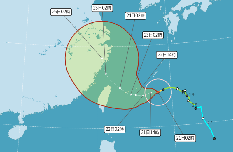 中颱烟花持續增強，朝台灣接近中，預測路徑往右調整，不再觸及北部陸地。（氣象局提供）