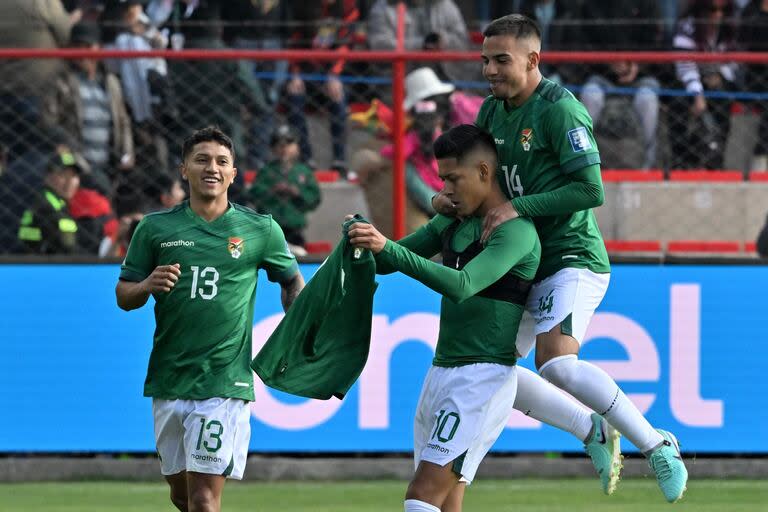 El delantero boliviano Ramiro Vaca (C) celebra con sus compañeros el mediocampista Lucas Chávez (L) y el mediocampista Robson Matheus luego de anotar durante el partido de fútbol de las Eliminatorias Sudamericanas para la Copa Mundial de la FIFA 2026 entre Bolivia y Venezuela