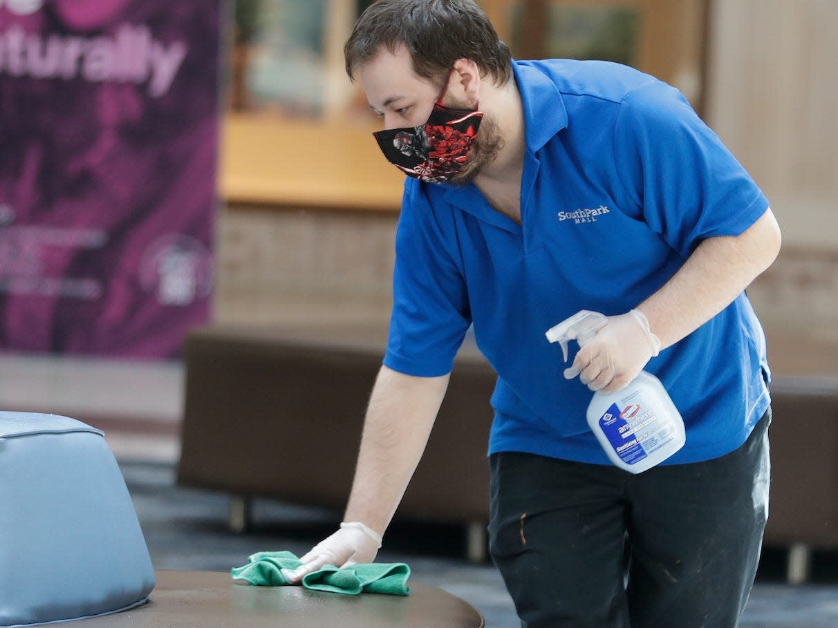 retail worker coronavirus mask at work