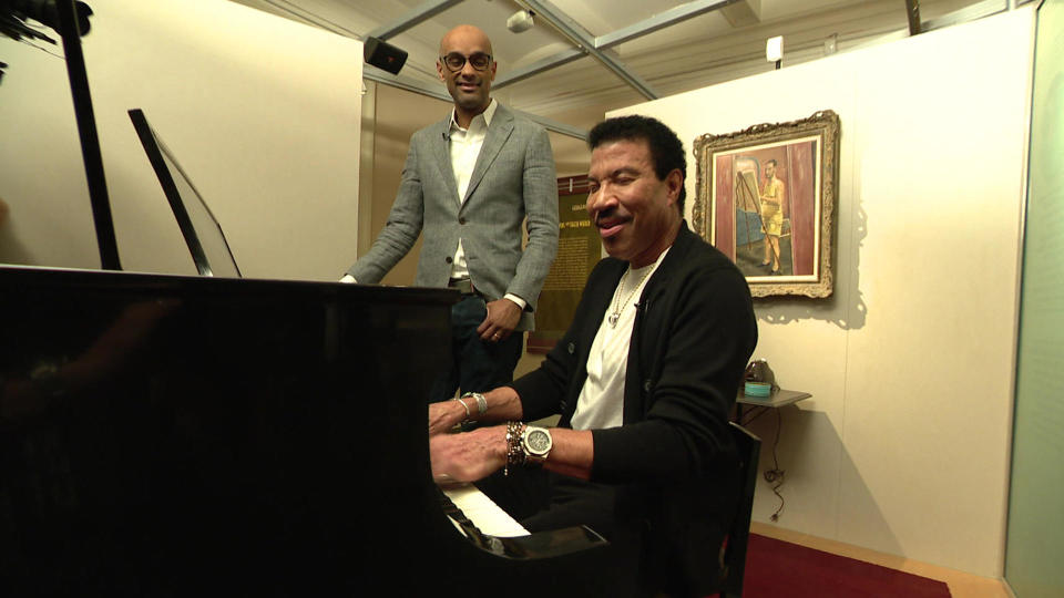 Lionel Richie sits down at George Gershwin's piano, at the Library of Congress, with correspondent Kelefa Sanneh.   / Credit: CBS News