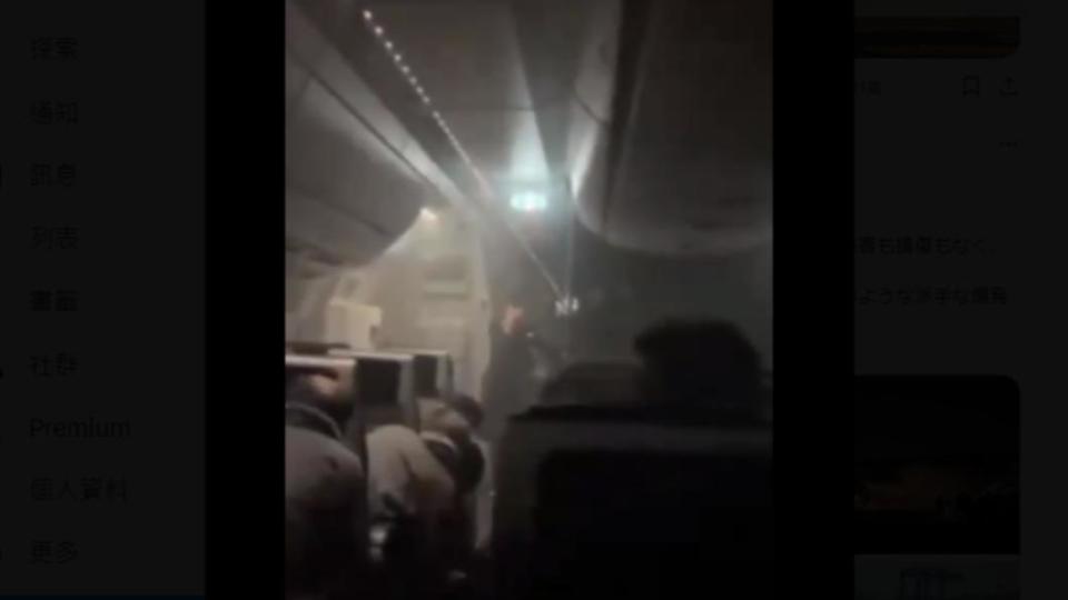 灰煙密布的機艙內，空服員廣播指示乘客保持冷靜。（圖／翻攝自@62tFp推特）