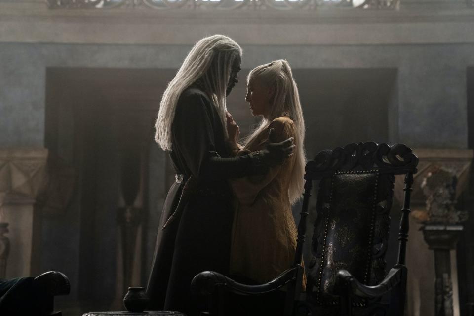 Ein Szenenbild zeigt Steve Toussaint als Lord Corlys Velaryon und Eve Best als Prinzessin Rhaenys Targaryen. (Bild: Ollie Upton / HBO )