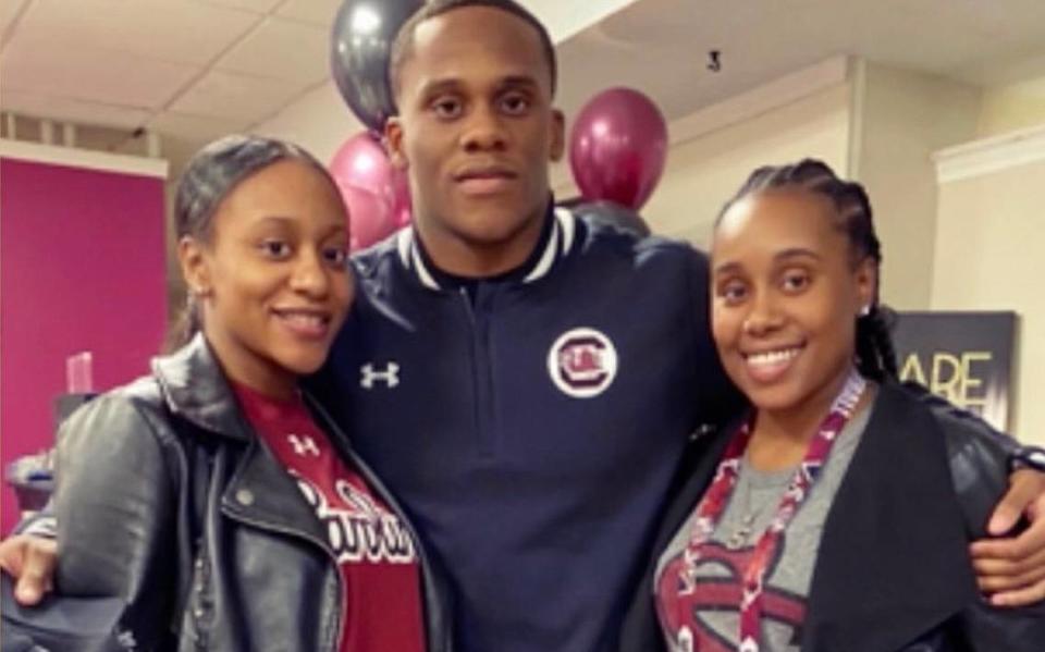 MarShawn Lloyd with sisters, from left, DeVaune’ and Shannise