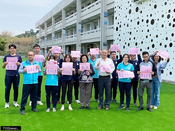 同德高中校長童建文與大學個人申請第一階段篩選，通過國立大學篩選門檻學生大合影。<br /><br />（記者蔡榮宗攝）