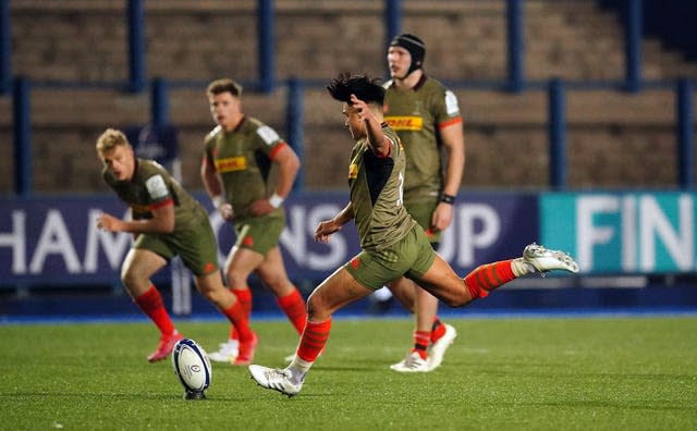 Marcus Smith kicks the winning penalty