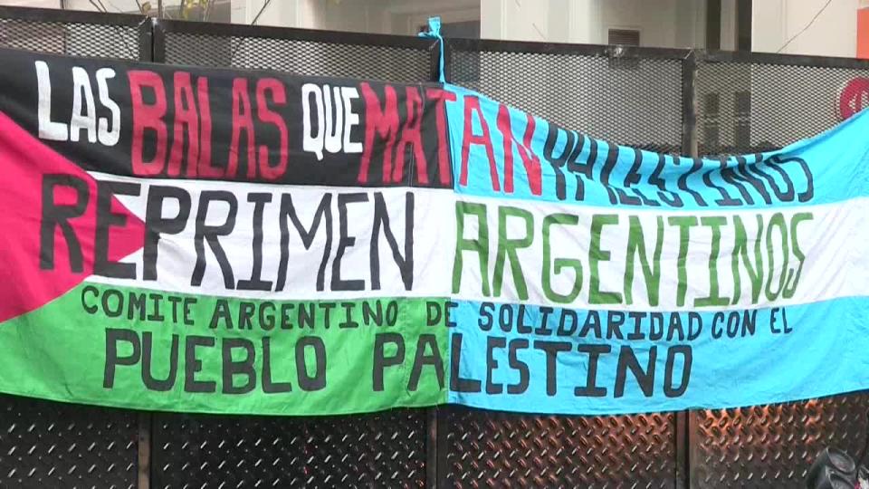 Protestas de grupos pro Palestina a las puertas de la Asociación Argentina de Fútbol: Foto: EFE