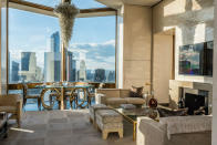 <p>Dormir en la <em>suite</em> más alta de Nueva York cuesta 41.600 euros. Está en la planta 52 y su tamaño no te dejará indiferente porque tiene 399 metros cuadrados. (Foto: Four Seasons). </p>