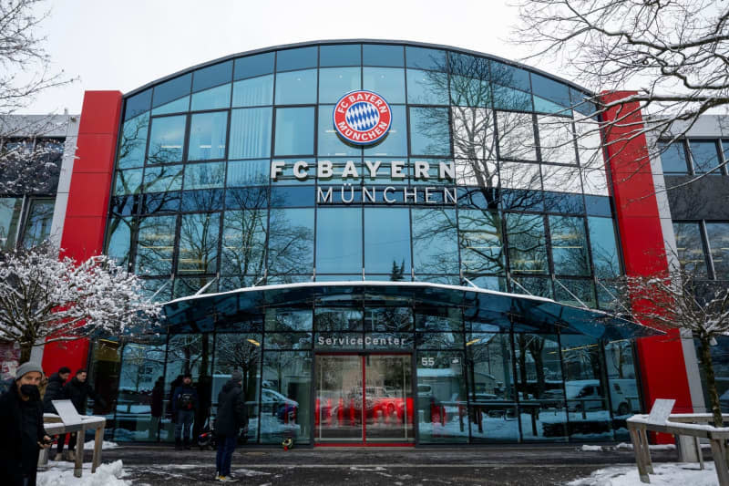 People standing in front of FC Bayern Munich club building to pay homage to late German footballer Franz Beckenbauer. Beckenbauer died on 07 January at the age of 78. Lennart Preiss/dpa