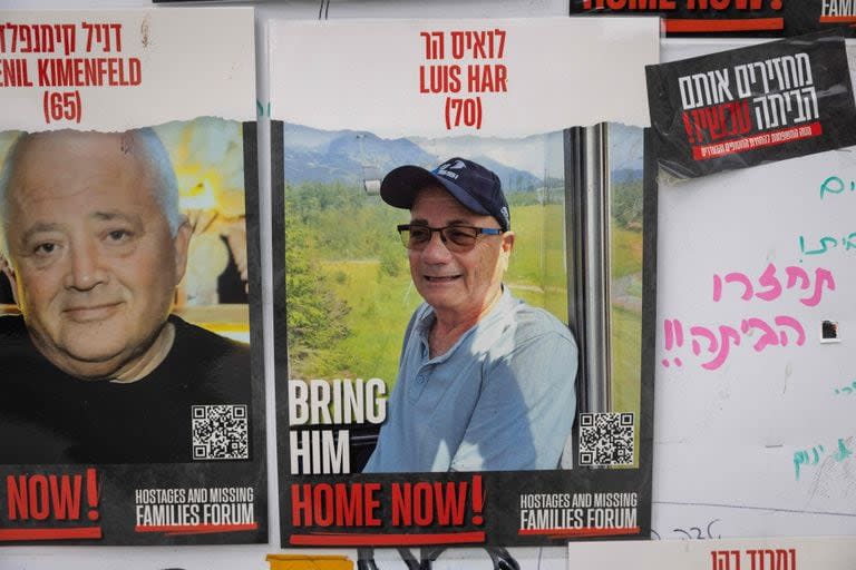 Una foto tomada el 12 de febrero de 2024 muestra carteles de israelíes desaparecidos, incluyendo al rehén rescatado Louis Har, en una pared en la Plaza de los Rehenes en la ciudad costera israelí de Tel Aviv el 12 de febrero de 2024