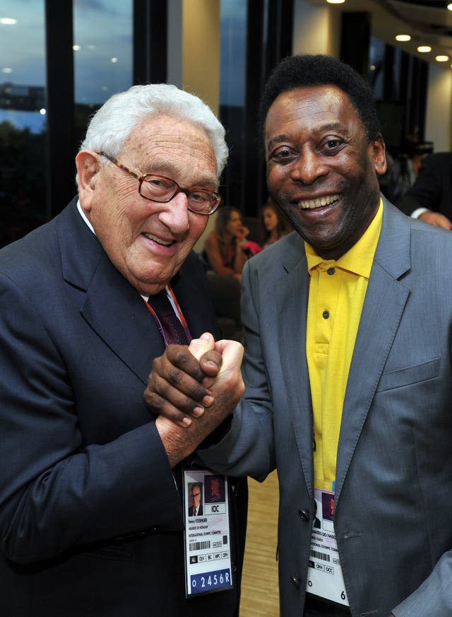 Pele with former United States Secretary of State Henry Kissinger (left) at the London 2012 closing ceremony