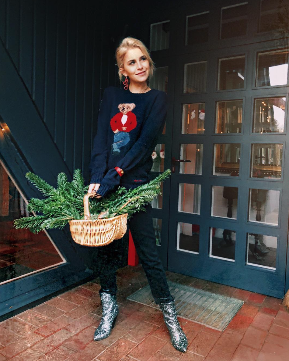 <p>In Großbritannien und den USA sind kitschige Pullover mit Weihnachtsmotiven ein absolutes Fashion-Must-Have. Der Hype um Christmas Sweater ist jedoch mittlerweile auch zu uns heuübergeschwappt. Der deutschen Influencerin Caro Daur hat es ein Strickpulli mit Teddy-Motiv angetan. (Bild: Instagram/carodaur) </p>