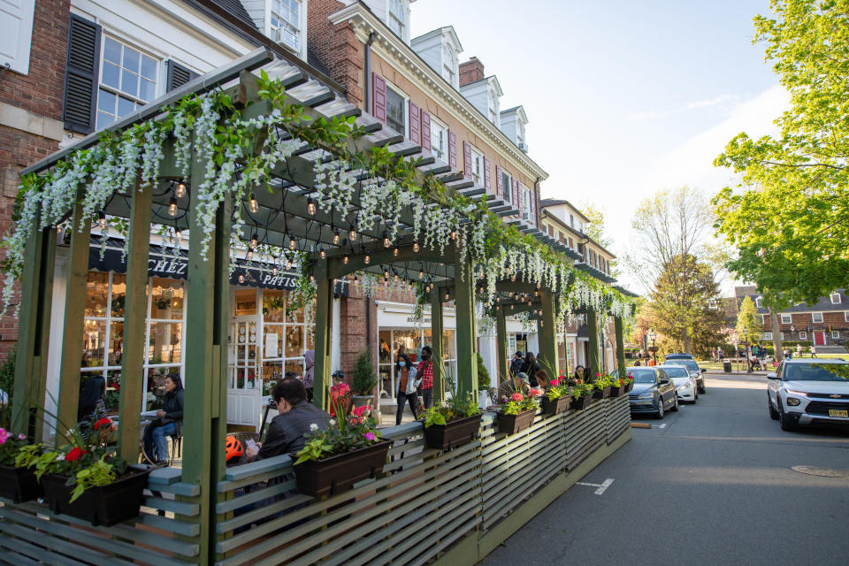 People dining at an outdoor restaurant in Princeton, New Jersey