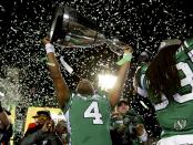 Saskatchewan Roughriders quarterback Darian Durant holds the Grey Cup after his team defeated the Hamilton Tiger Cats in the CFL's 101st Grey Cup championship football game in Regina, Saskatchewan November 24, 2013. REUTERS/Todd Korol (CANADA - Tags: SPORT FOOTBALL)