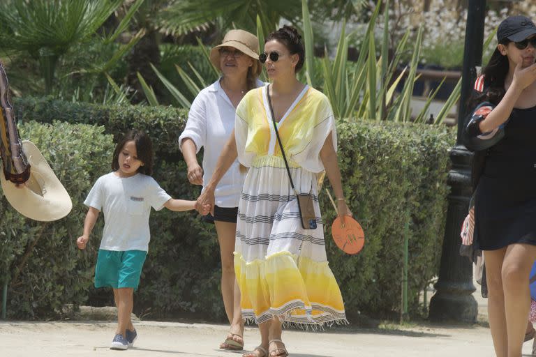 Eva Longoria rumbo a la playa en familia. La actriz latina lució un vestido estilo túnica sobre su traje de baño, sandalias bajas y gafas negras