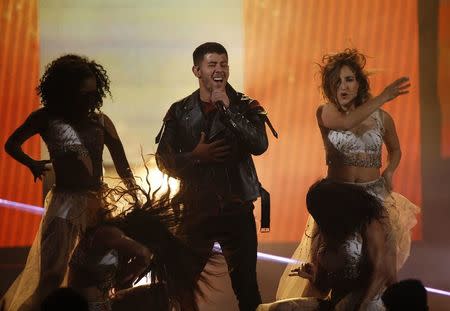 2017 American Music Awards – Show – Los Angeles, California, U.S., 19/11/2017 – Nick Jonas performs "Find You". REUTERS/Mario Anzuoni