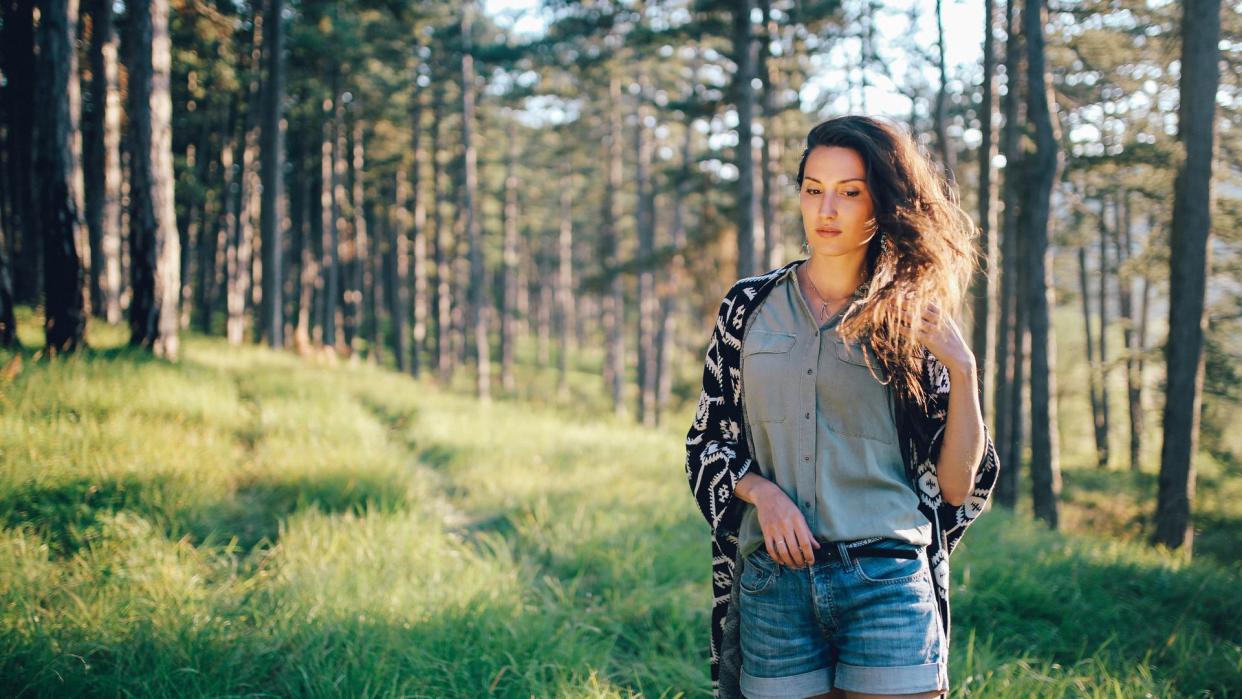 Mujer caminando por el bosque