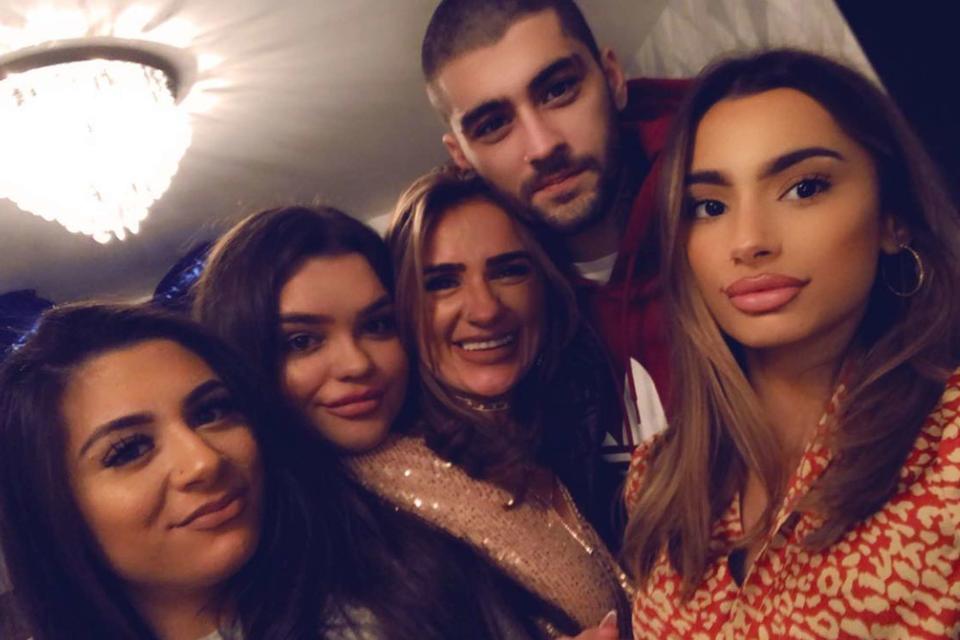 <p>Walihya Malik Instagram</p> Zayn Malik with his mom Trisha Malik and sisters, Doniya, Waliyha and Safaa. 