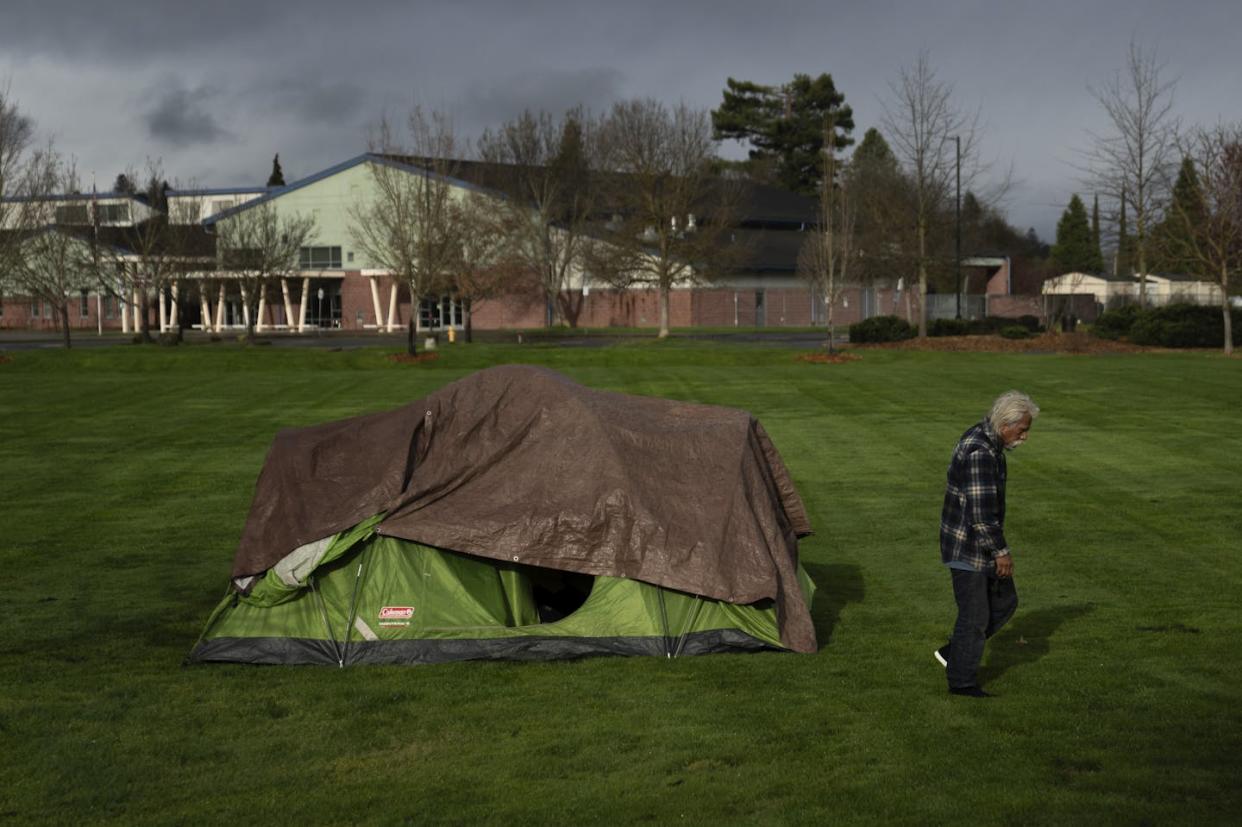 A homeless person near an elementary school in Fruitdale Park in Grants Pass, Ore. <a href="https://newsroom.ap.org/detail/HomelessnessSupremeCourtOregon/a1dc899285774baabe590d0ef4636f4d/photo" rel="nofollow noopener" target="_blank" data-ylk="slk:AP Photo/Jenny Kane;elm:context_link;itc:0;sec:content-canvas" class="link ">AP Photo/Jenny Kane</a>