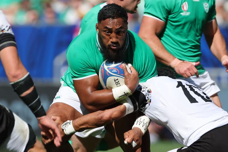 El centro Bundee Aki fue imparable para los rumanos; anotó dos tries en la goleada de Irlanda en el debut en el Grupo B del Mundial Francia 2023.