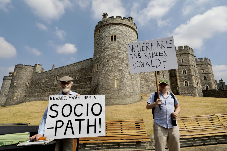 <p>A man who gave his name as Kevin (L) and was born in the USA but living in London for 21 years makes a protest against the visit of U.S. President Donald Trump outside Windsor Castle in Windsor, Britain July 13, 2018. (Photo: Kevin Coombs/Reuters) </p>