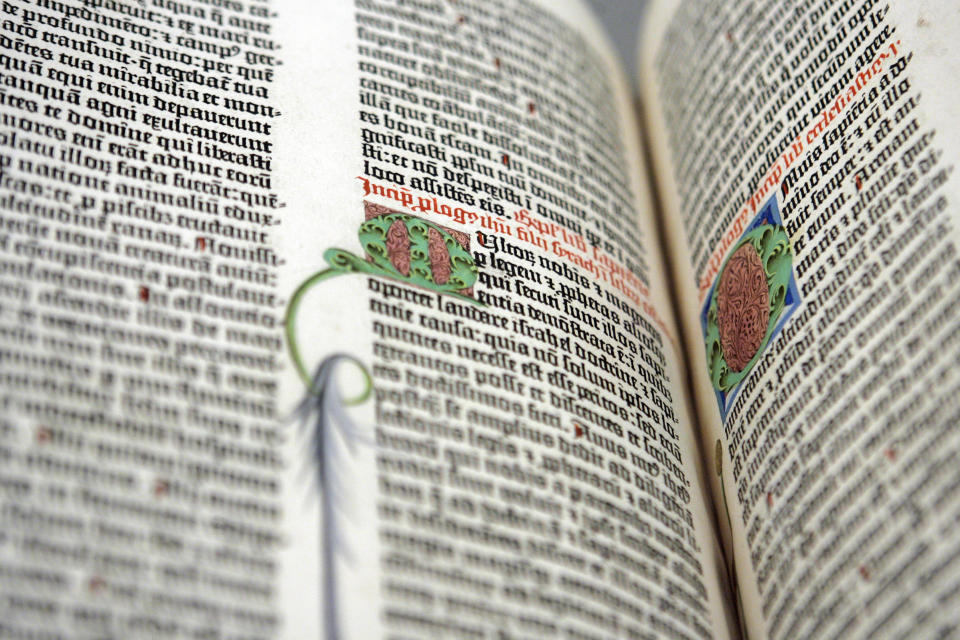 ARCHIVO - Un detalle del "Antiguo Testamento" en la Biblia de Gutenberg en la Biblioteca Morgan de Nueva York, el 19 de mayo de 2008. Tres veces por año, un curador de la biblioteca da vuelta a la página. (AP Foto/Mary Altaffer, Archivo)