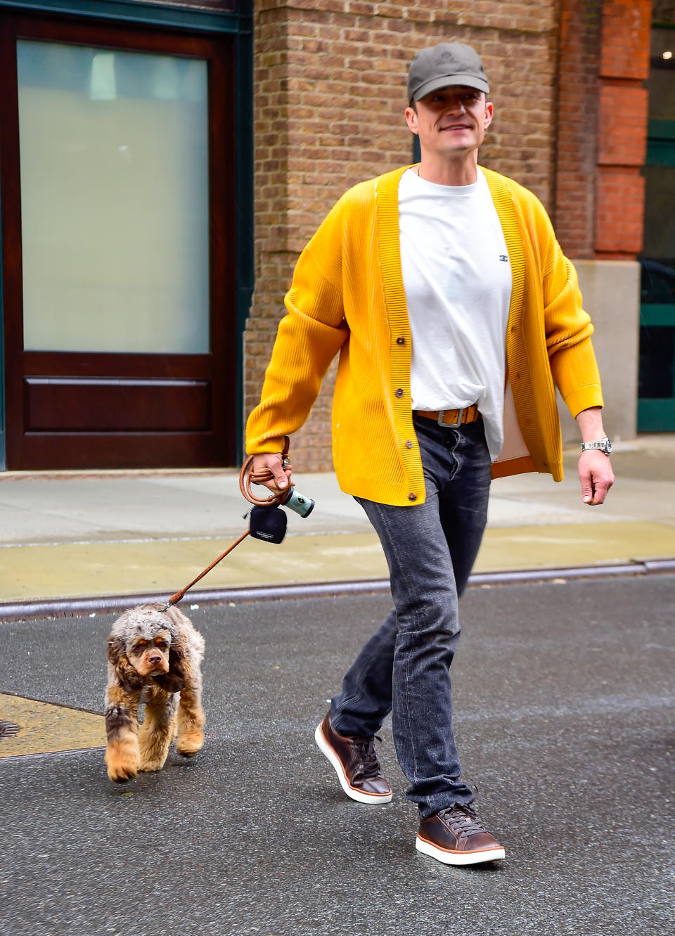 Orlando Bloom wearing Kizik Sonoma sneakers in brown.