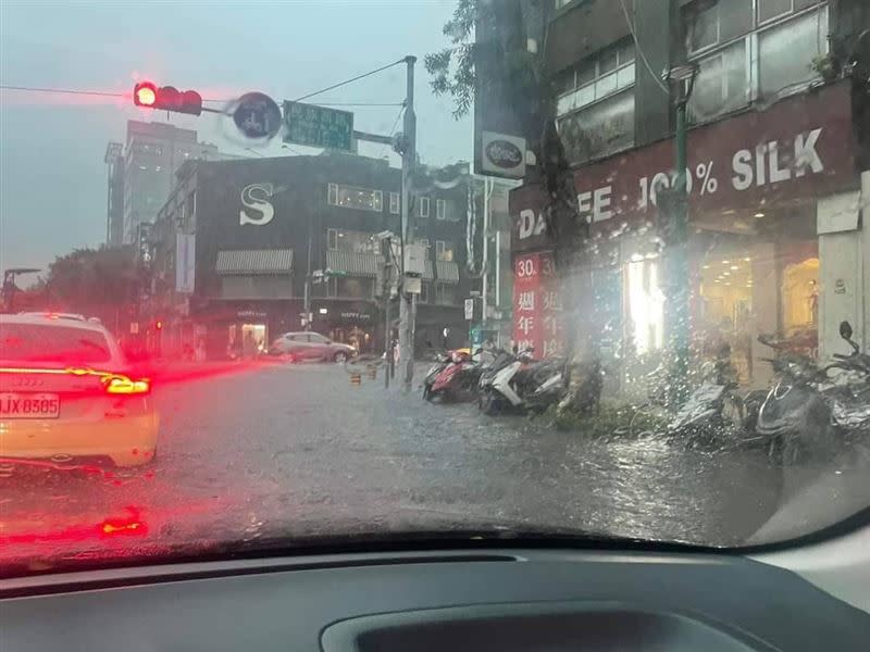 10日豪雨炸全台，台北多處淹水。（圖／翻攝自顏若芳臉書）