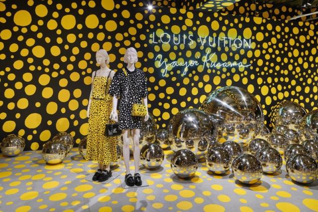 Who says New York isn't colorful in January?! Yayoi Kusama for Louis Vuitton  🎨(Swipe to see Yayoi's clone in the store…