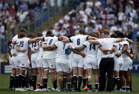 England's team celebrates at the end of the Six Nations rugby union match against Italy at Olympic Stadium in Rome, March 15, 2014. REUTERS/Alessandro Bianchi