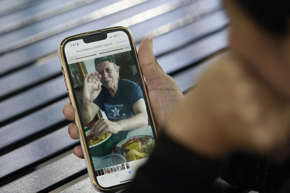 Sarah Salgado reproduce un video de su padre durante un descanso del trabajo en Miami Lakes, Florida, el lunes 19 de diciembre de 2022. (AP Foto/Marta Lavandier)