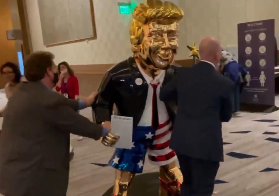 Una dorada estatua de Donald Trump apareció en la Conferencia de Acción Política Conservadora (CPAC) que se realiza en Orlando, Florida.  (Twiiter/William Turton)