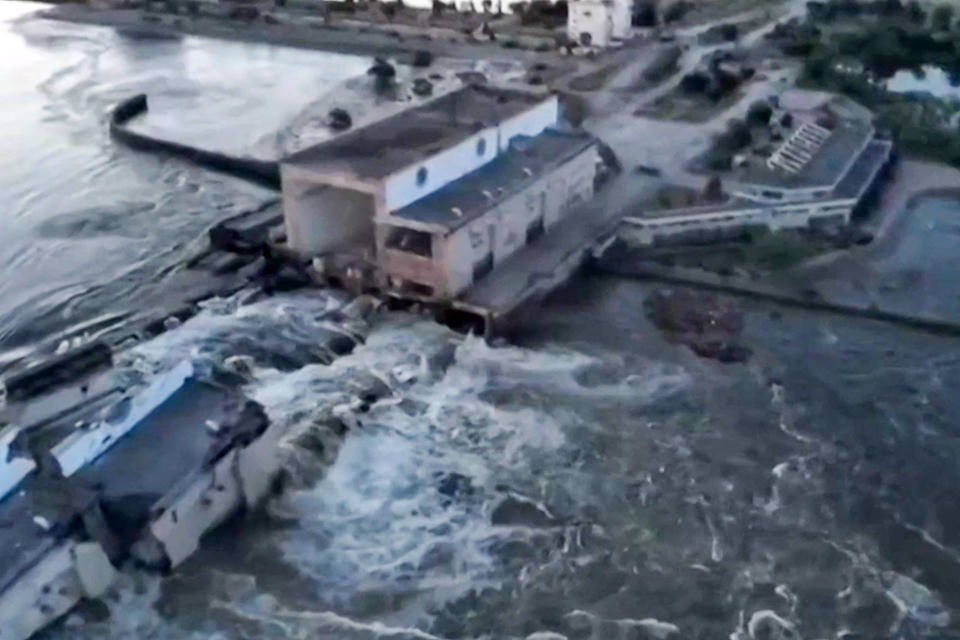 Cette capture d’écran d’une vidéo publiée sur le compte Twitter du président ukrainien Volodymyr Zelensky, le 6 juin 2023, montre une vue aérienne du barrage de la centrale hydroélectrique de Nova Kakhovka après sa destruction partielle.