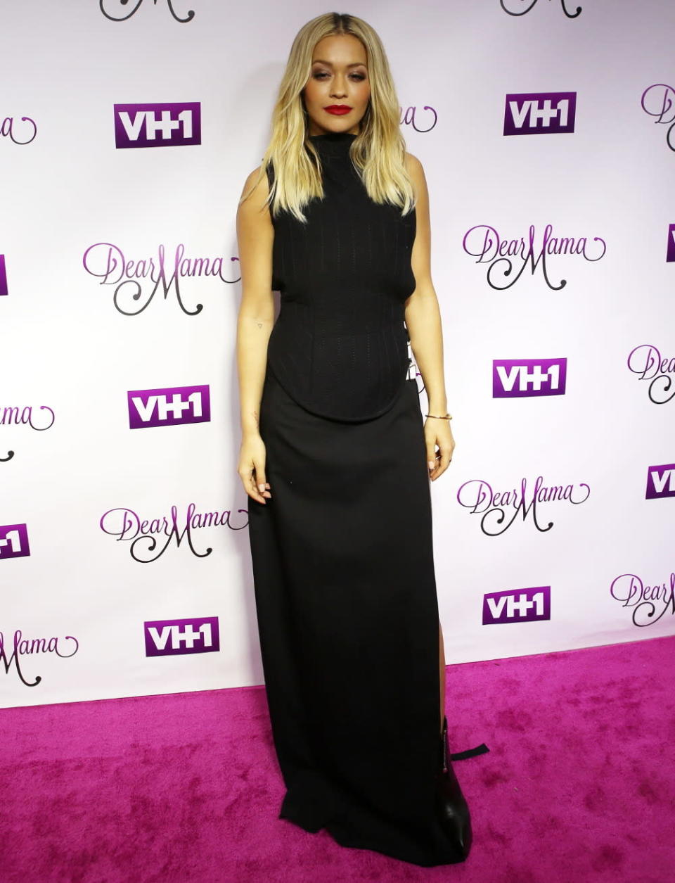 Rita Ora im langweiligen schwarzen Sackgewand?! Kann doch nicht sein! Nur die Ruhe – war auch nicht. Das schwarze Kleid von Vera Wang, in dem Rita das „Dear Mama“-Event in New York besuchte, gab sein sexy Geheimnis allerdings erst … (3. Mai 2016, Bild: WENN)