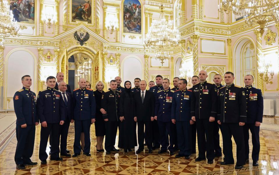 Vladimir Putin with Russian soldiers during the medals ceremony in the Kremlin
