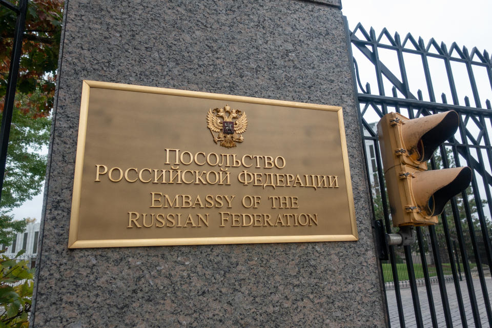 Schild an der russischen Botschaft in Washington DC. (Bild: Getty Images)