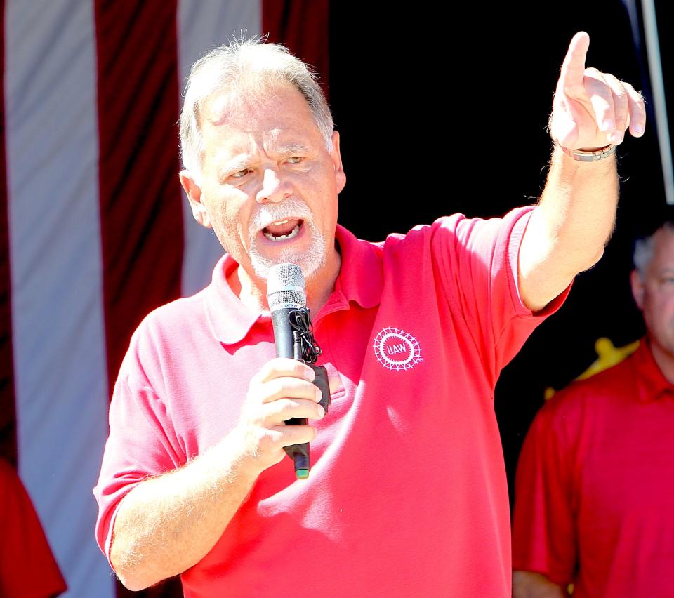 UAW Local 440 Shop Chairman Scott Moore speaks to UAW 440 members in Harp Commons Sunday, Sept. 24, 2023.