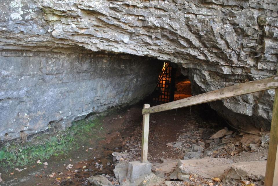 spooky urban legends   bell witch cave