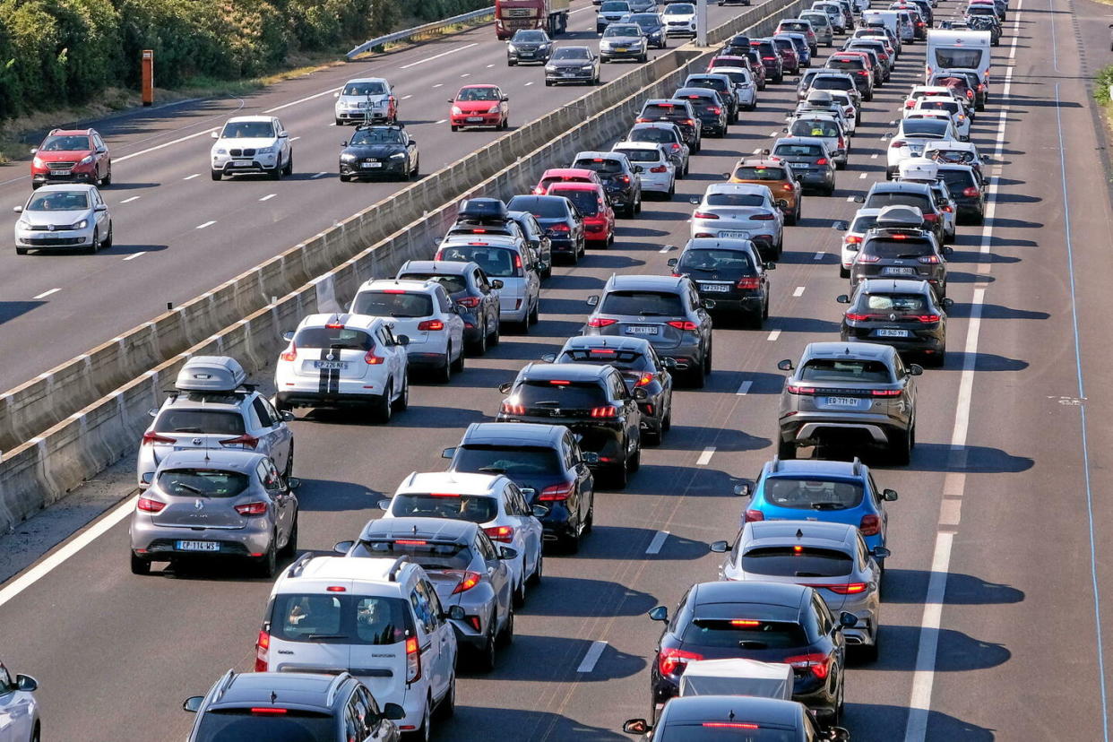 Samedi, l’A13 devrait également enregistrer dès le milieu de la matinée des difficultés qui pourraient se prolonger jusqu’en début d’après-midi. En outre, la vallée du Rhône sera très encombrée sur la majeure partie de la journée et la circulation sur les autoroutes A7, A63 et A9 ainsi que la N205 donnant accès au tunnel du Mont-Blanc sera très difficile.  - Credit:NICOLAS GUYONNET / Hans Lucas / Hans Lucas via AFP