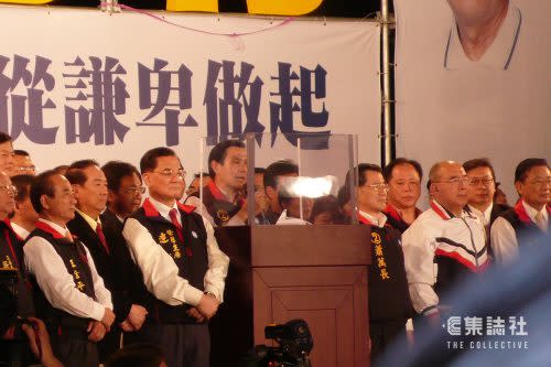 陳水扁執政八年， 2005年起屢次被揭懷疑貪腐醜聞。國民黨派出形象清廉的「小馬哥」馬英九配蕭萬長出戰，民進黨的謝長廷配蘇貞昌未能「逆轉勝」，馬英九當選，台灣實現了第二次政黨輪替。