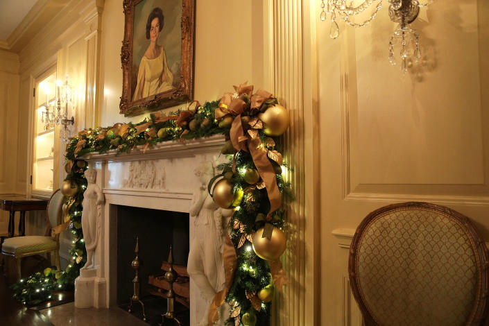 <p>The Vermeil Room at the White House during a press preview of the 2017 holiday decorations Nov. 27, 2017 in Washington, D.C. (Photo: Alex Wong/Getty Images) </p>