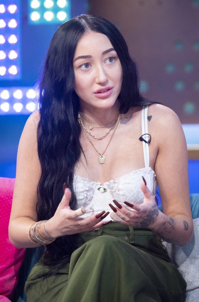 Did Noah Cyrus Shave Her Eyebrows?