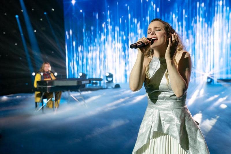 瑞秋麥亞當斯（右）在《歐洲歌唱大賽：火焰傳說》，飾演來自冰島的歌手，立志要在歌唱比賽闖出名氣。（Netflix提供）