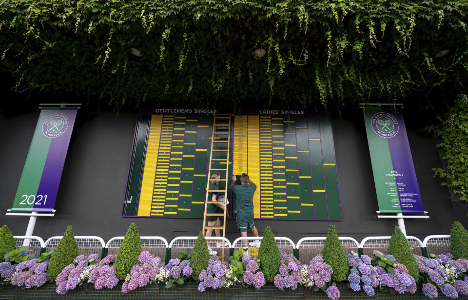 El mural con los cuadros del torneo de Wimbledon, el sábado 26 de junio de 2021, en Londres. (Jon Super/Pool vía AP)