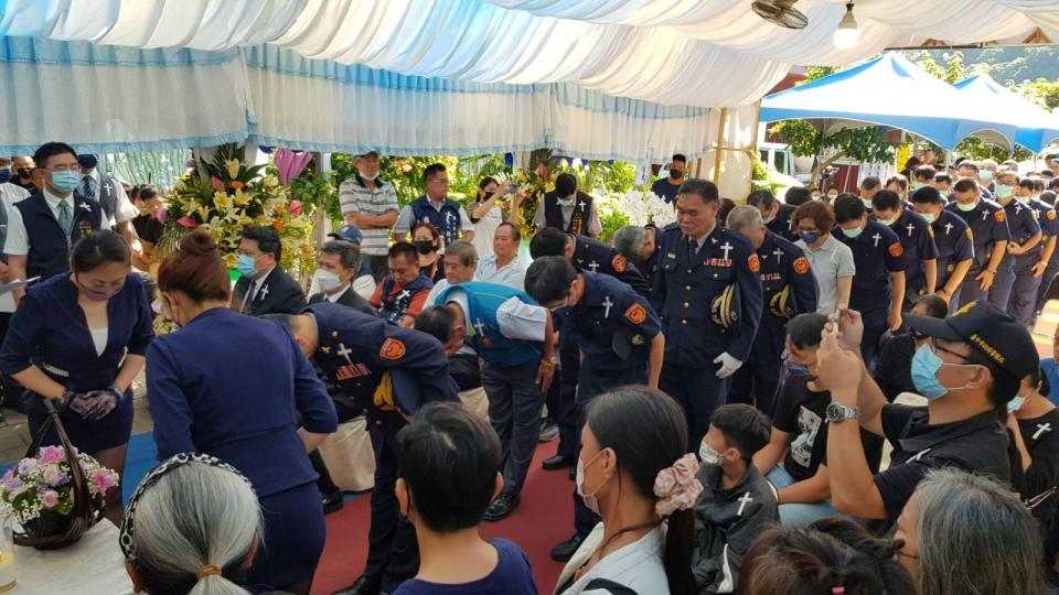 台中市警察局霧峰分局警備隊警員高偉星猝逝，百警今（15）日列隊送行。霧峰分局提供