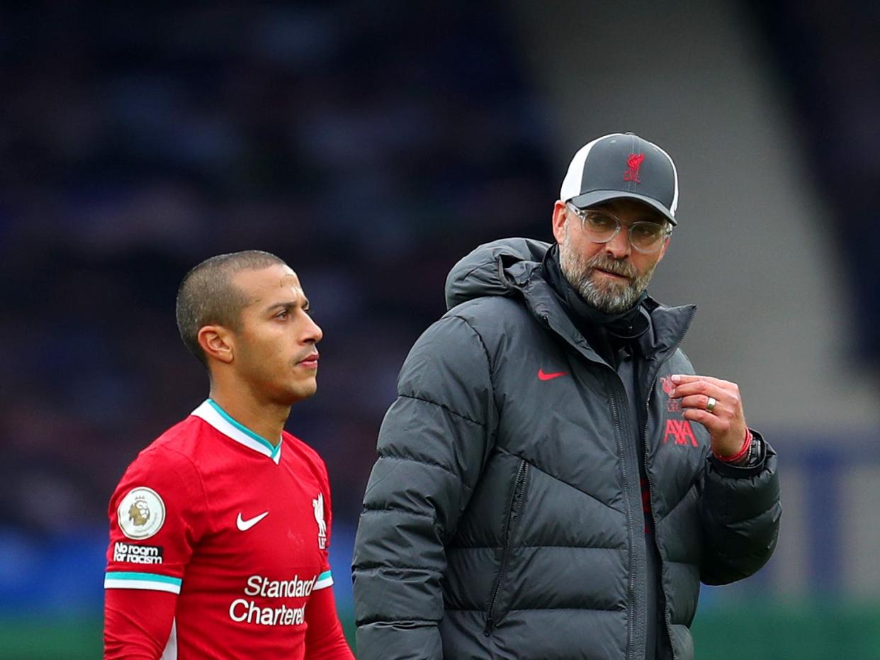 Jurgen Klopp chats to Thiago Alcantara (Getty)