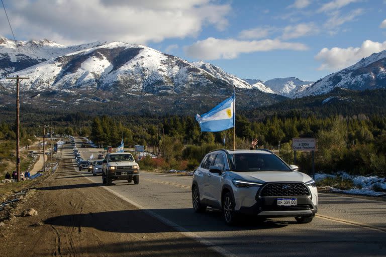 Con una caravana y abrazo simbólico, respaldaron al Ejercito en litigio con una comunidad mapuche