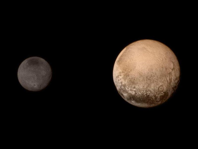 Pluto (r) und sein innerster Mond Charon Sonde «New Horizons». Foto: EPA/NASA