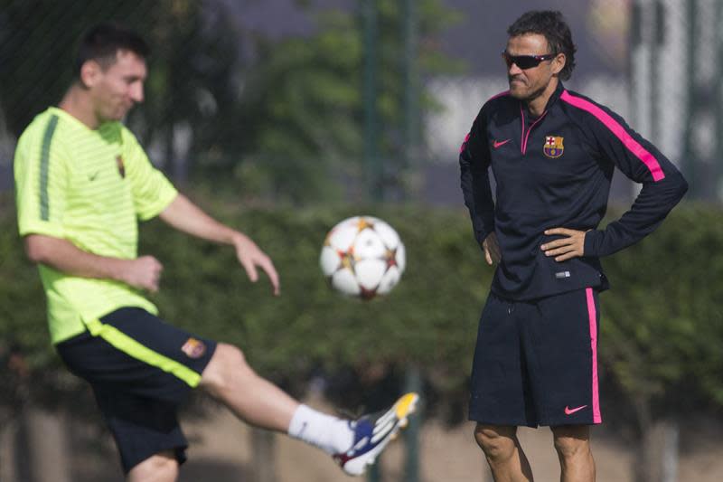 El jugador argentino del FC Barcelona, Lionel Messi, el entrenador Luis Enrique Martínez, durante el entrenamiento que el equipo azulgrana ha realizado esta mañana en la ciudad deportiva Joan Gamper de cara al partido de Liga de Campeones que mañana jugarán ante el Ajax de Asterdam en el Camp Nou. EFE/Alejandro García