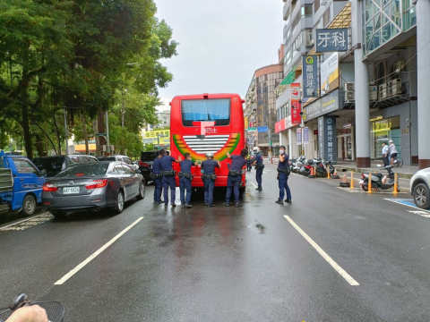 板橋鬧區公車突拋錨　數名警察奮力推車救援速排除