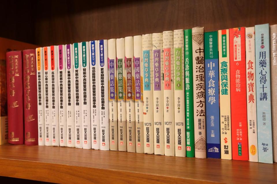 賴瑞麟興趣廣泛且好學，辦公室書架擺滿各類書籍。